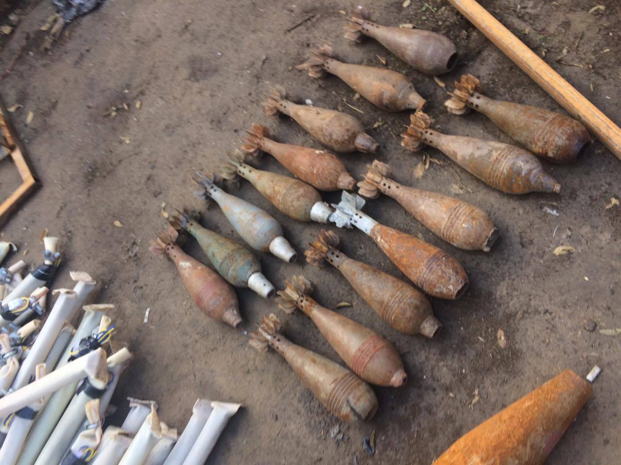 به‌ وێنه‌.. له‌ كارگه‌يه‌كى درووستكردنى چه‌كى داعشدا قوتوى بيره‌ و وێسكى دۆزرايه‌وه‌